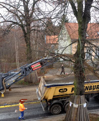 Foto von Fräse auf der Straße ist zu sehen - heute.