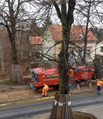 Foto von Fräse auf der Straße ist zu sehen - heute.