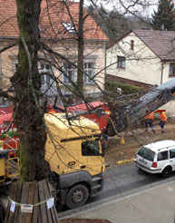 Foto von Fräse auf der Straße ist zu sehen - heute.