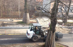 Foto von der Straße - Anlieferung von Betonsteinen  - heute früh