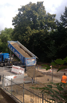 heute früh auch der LKW LKW bringt Gemisch für Unterbau - heute früh vor dem Haus ist zu sehen.