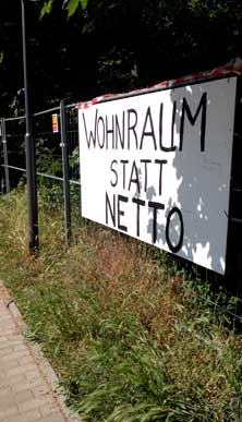 Foto an dem Standort des geplanten Nettomarktes neben der Linde 74 heute Foto von einem Plakat neben der Linde Nr. 74 ist zu sehen