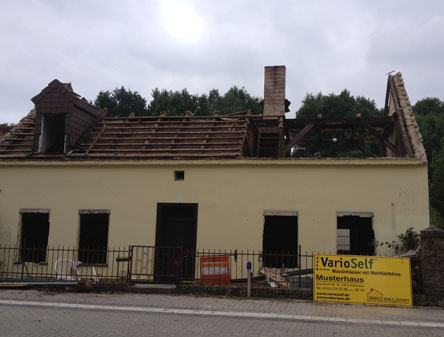 Abbruch heute Dach Foto von dem alten Haus in der Eisenbahnstraße 131 - heute Nachmittag gesehen.