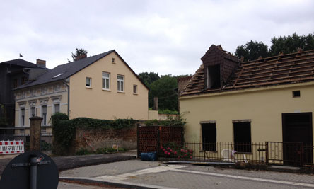 Abbruch heute Dach Foto von dem alten Haus in der Eisenbahnstraße 131 - heute Nachmittag gesehen.