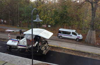 Blick auf Asphaltmaschine heute früh Foto von der Baustraße mit Asphaltmaschine - heute früh.