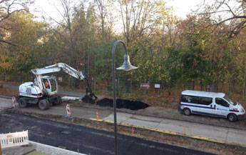 Foto von der Baustraße vor dem Haus mit Bagger und Asphalt - heute früh.