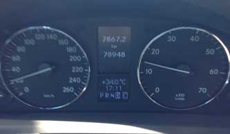Blick auf Anzeige im Auto - heute Foto von der Autoanzeige ist zu sehen