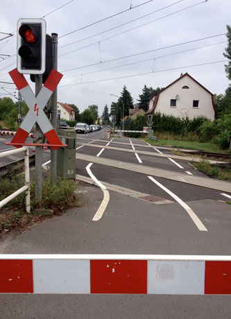 Foto von der Schranke mit Autos in der Eisenbahnstraße - heute Mittag gesehen.