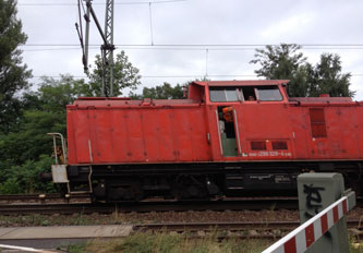 Foto von einer Lok an der Schranke in der Eisenbahnstraße - heute Mittag gesehen.