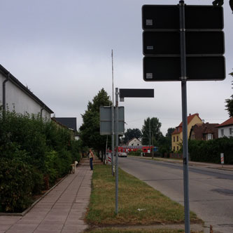 Foto von der Schranke mit Autos in der Eisenbahnstraße - heute früh gesehen.