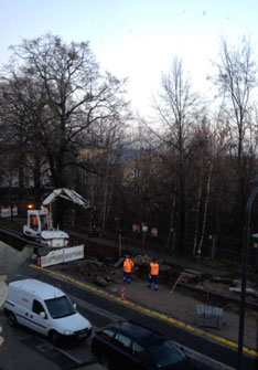 Foto von der Straße am Übergang fertiggestellt und neu heute Foto von der Straße am Anfang des neuen Bauabschnittes in der Eisenbahnstraße ist zu sehen - heute.