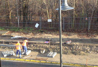 Foto von Arbeitern, die Borde setzen, ist zu sehen - heute.