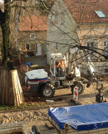 Foto von Bagger an den alten Bäumen heute Foto von Bagger, der an den Bäumen entlangfährt, ist zu sehen - heute.