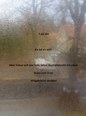 Blick auf Straße mit, heute früh Foto durch Scheibe auf die Baustraße - heute früh.