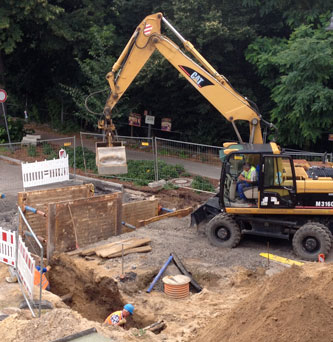 Foto von der Stelle, wo die Druckleitung über die Straße geführt werden soll - heute.