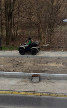 heute früh auf dem Fußweg Foto von einem Fahrgerät auf dem Fußweg - heute früh gesehen.