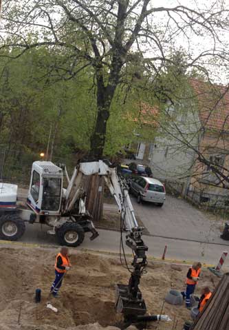 Foto: auf der Straßenbaustelle wird vor dem Grundstück wieder einmal ein Loch gebaggert
