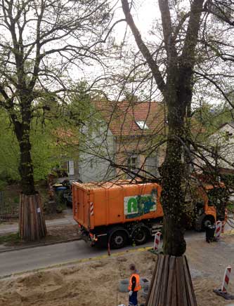 Foto: auf der Straßenbaustelle vor unserem Grundstück kommt das Müllauto.