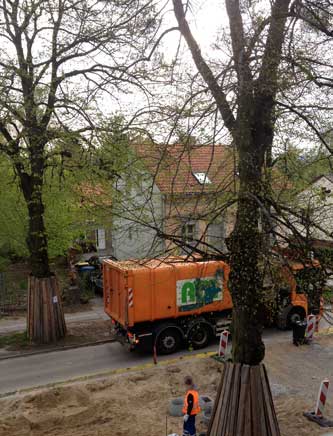 heute früh um 7.40 Uhr das Müllauto Foto: auf der Straßenbaustelle vor unserem Grundstück kommt das Müllauto.