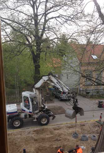 heute früh wird mit dem Bagger ein Schacht gebaut Foto: auf der Straßenbaustelle wird vor dem Grundstück wird mit dem Bagger gebaut