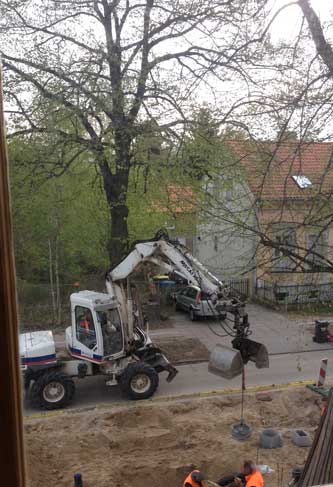 Foto: auf der Straßenbaustelle wird vor dem Grundstück wird mit dem Bagger gebaut