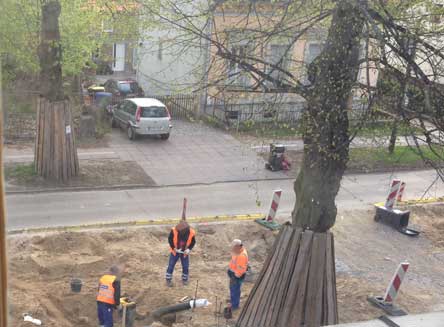 heute früh wird mit dem Bagger ein Schacht gebaut und gerüttelt Foto: auf der Straßenbaustelle wird vor dem Grundstück wird mit dem Bagger gebaut, jetzt wird gerüttelt