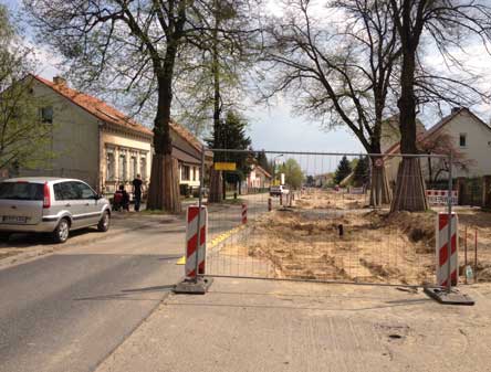 Foto von der Baustellenstraße - Blick in Richtung Innenstadt, rechts Hausnr. 132.