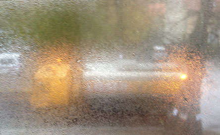 Blick auf LKW durch beschlagene Scheibe - heute früh Foto von Scheibe auf LKW - heute früh.