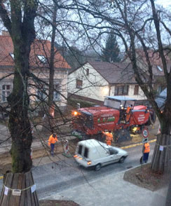 Foto von Fräse und LKW unter den Linden ist zu sehen - heute.