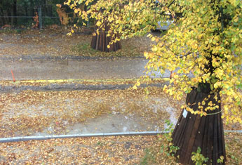 Blick auf Straße heute mit viel Wasser Foto von der neuen Straße - Unterbau steht unter Wasser .