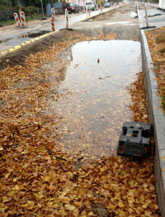 Foto von der neuen Straße - Unterbau steht unter Wasser .