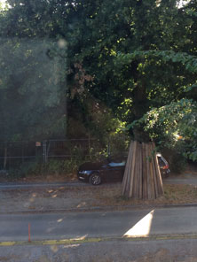 Foto von einem PKW, der direkt auf dem Fußweg fährt - heute.