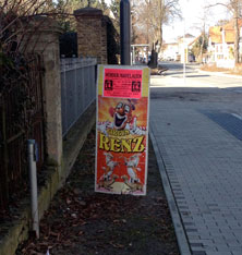 Blick auf Zirkuswerbung heute Foto von der Straße - Werbemaßen für Zirkus an der neuen Leuchte ist zu sehen.