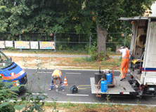 Foto von der Eisenbahnstraße in Höhe Hausnummer 133 mit Arbeitern ist zu sehen Foto von der Straße mit Personen ist zu sehen