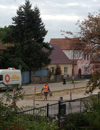 Foto von einem Arbeiter, der mit der Gießkanne irgendwo Wasser holt heute früh ist zu sehen.