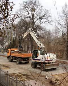 heute Gehwegplatten werden aufgeladen Foto von der Straße - Gehwegplatten erden aufgenommen
