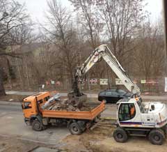 Gehwegplatten werden abtransportiert! Foto von einem Bagger, der Gehwegplatten auflädt