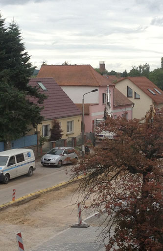 Foto vom Eurovia-Bagger auf Fußweg  - heute Mittag.