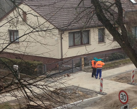 heute früh auf der anderen Seite Höhe Nr. 84 Foto von der anderen Straßenseite - heute früh