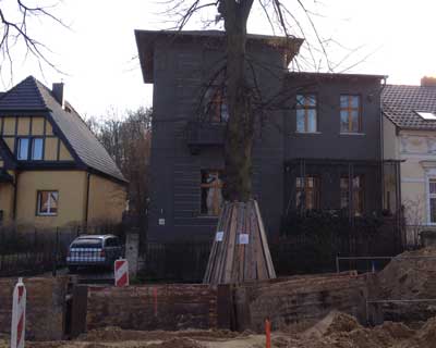 heute Abend vor dem Haus Foto: Straßenbaustelle mit Haus im Hintergrund
