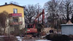 Remise weg Foto von Bagger, der eine kleiese Gebäude zerstört