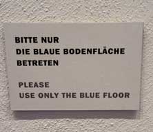 Foto von einem Anzeigeschild im Gropiusbau in der Ausstellung in Berlin ist zu sehen