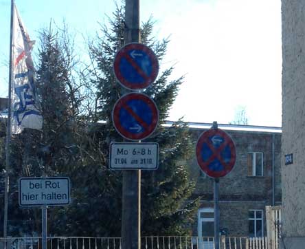 Ampel mit vielen Schildern - vom Bahnhof kommend.