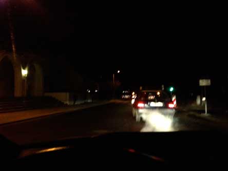 Nachts: Foto aus dem Auto an der Ampelregelung.