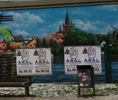 Werbung vor dem Bahnhof Werbung vor dem Hauptgebäude ist zu sehen