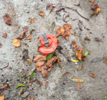 Foto von dem überrollten Rohrende in der Straße.