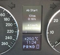Foto von der Anzeige im Auto Temperatur u. a. - heute.