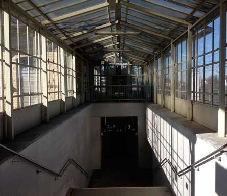 Foto von dem Aufzug am Tunnel des Bahnhofes am Ende der Eisenbahnstraße.