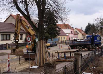 aktuelles Foto von dem Bagger vor der Linde 105 - westlichen Straßenseite -Baustelle Eisenbahnstraße