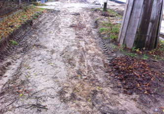 Foto von Baggerspur auf dem alten Fußweg ist zu sehen - heute.